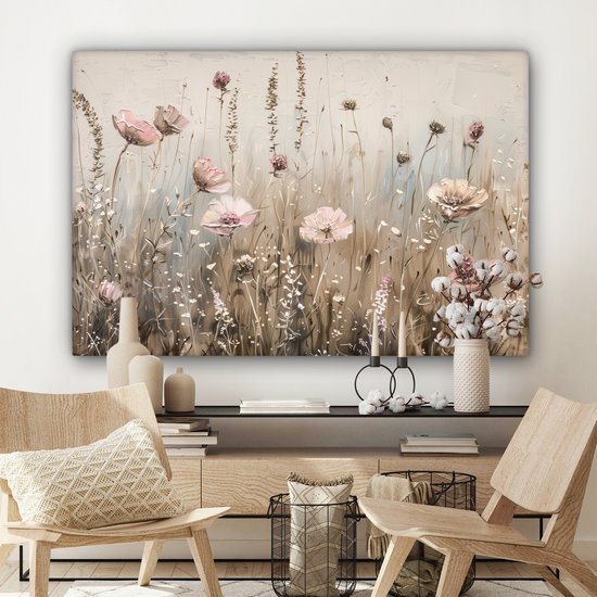 Een schilderij met roze bloemen en grassen op een beige achtergrond, bij houten stoelen.