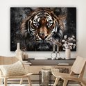 Un portrait de tigre sur toile est accroché au-dessus d'une commode avec des décorations.