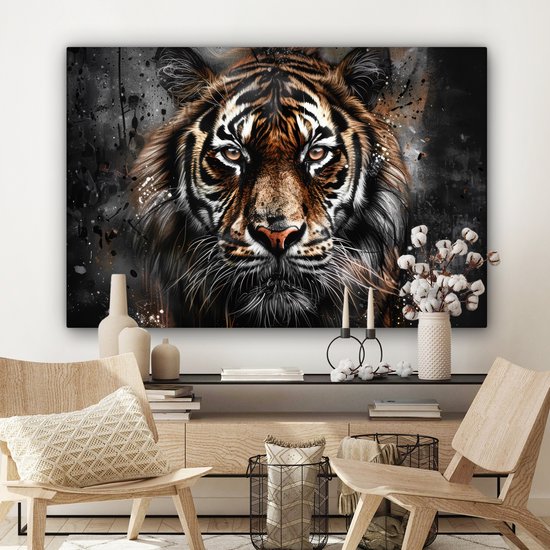 Un portrait de tigre sur toile est accroché au-dessus d'une commode avec des décorations.