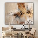Een abstract doek in bruin- en beigetinten met gouden accenten, hangend boven een dressoir met vazen en stoelen.