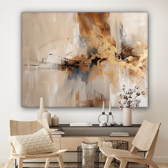 Een abstract doek in bruin- en beigetinten met gouden accenten, hangend boven een dressoir met vazen en stoelen.