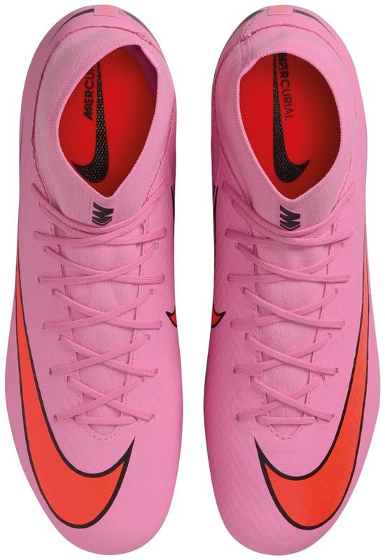 Roze voetbalschoenen met oranje swoosh en rode voering.