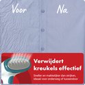 Dezelfde lichtblauwe jurk, voor en na het gebruik van de witte en turquoise handstomer. Tekst: "Verwijdert kreukels effectief".