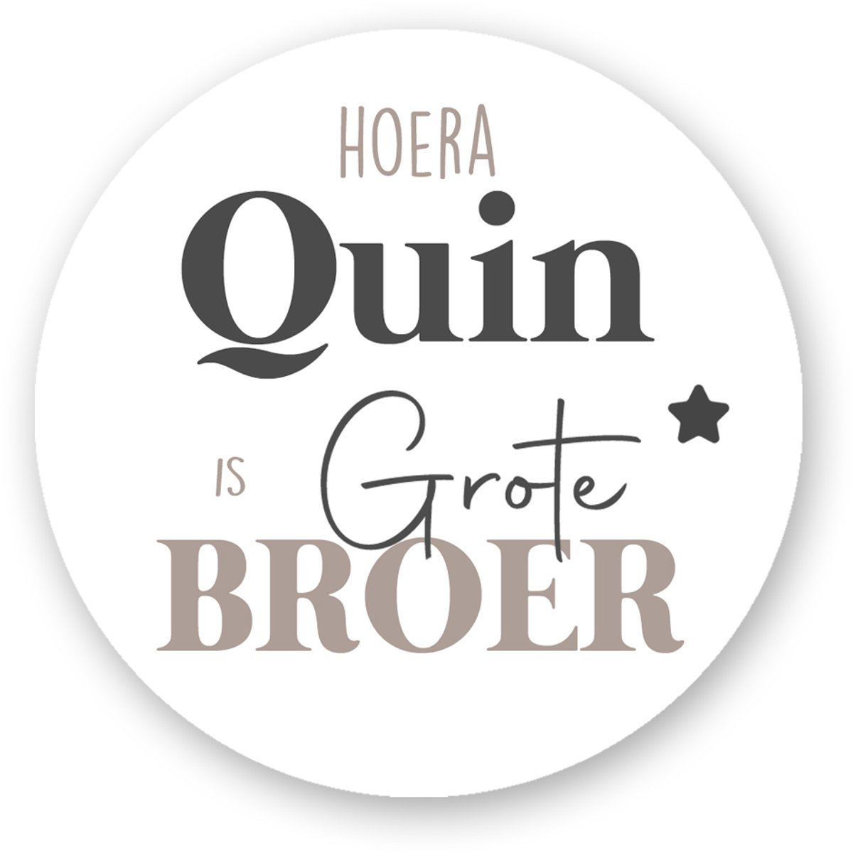 25x Sluitsticker Hoera `Naam` is grote Broer - Beige - 40 mm - Geboorte Sticker - Sluitzegel - Sticker Geboortekaart Jongen - Baby nieuws - Trakteren Broer Basisschool Kinderdagverblijf - Glossy - Sluitzegel - Wensetiket - Pimp Studio