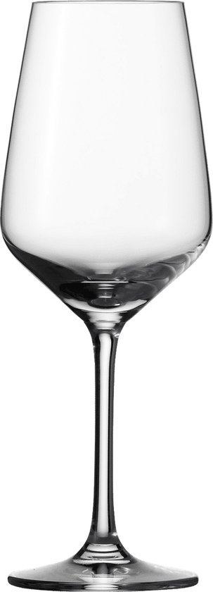 Un verre à vin vide, transparent, avec une tige fine et un calice effilé sur fond noir.