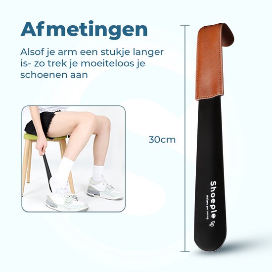 Zwarte schoenlepel van 30cm met bruin lederen handvat, gebruikt door een vrouw op een stoel.