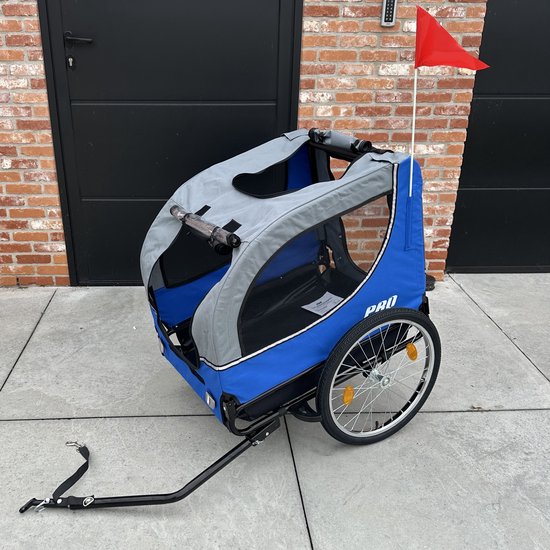 Blauwe fietskar met grijze kap, voorste instapopening en rood vlaggetje.