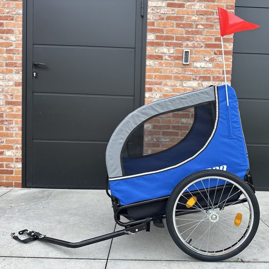 Zijkant van een blauw-grijze hondenfietskar met een open zijkant met gaas en een rode vlag.