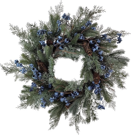 Kerstkrans met blauwe bessen, dennenappels en groen sparrenhout, geïsoleerd op witte achtergrond.