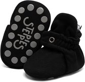Zwarte baby slof met antislip zool met 'STEPPIES' en een slof ernaast.