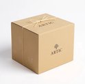 Gouden geschenkdoos met touw, met 'Artic' logo en boomafbeelding.