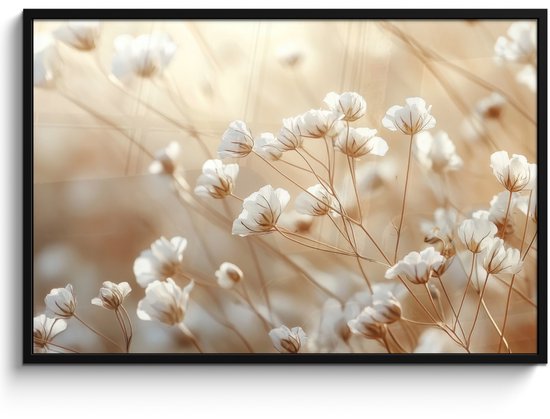Zwart ingelijste afbeelding van delicate witte bloemen tegen een zachte, gouden achtergrond.
