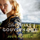 Boekomslag met een close-up van een vrouw met blond haar, die een blauw en goud brokaat jasje draagt. Op de achtergrond een landhuis.