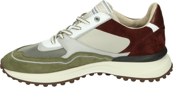 Zijaanzicht van een groen-bruine Floris van Bommel sneaker in suède en mesh op een zwarte achtergrond.