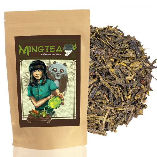 Verpakking groene thee Sencha Special BIO van Mingtea met illustratie van een meisje en panda. Losse thee ernaast.