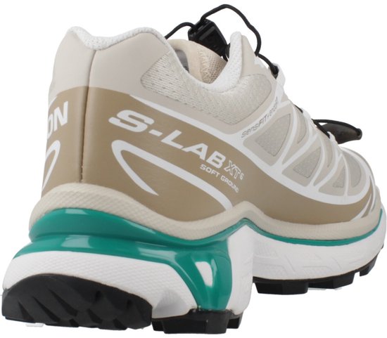 Achterkant van de Salomon S-LAB XT-6 sneaker in beige en wit met groen accent en S-LAB XT-6 branding.