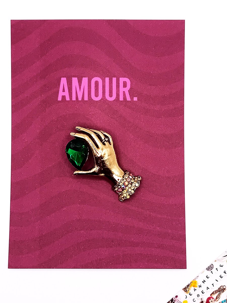 Jeannette-Creatief® - Broche - Aubergine Sierlijke Broche Hand Strass Antique Gold - Broche met Hand - Broche met Vintage Look - Aubergine - Sierlijke Broche - Plum - Pruim - Moederdag