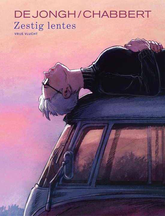De Jongh/Chabbert: Zestig lentes, vrije vlucht. Een illustratie van een man met wit haar, liggend op een camper, met een roze lucht op de achtergrond.