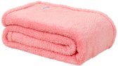 Roze teddy fleece deken, opgevouwen met een label.