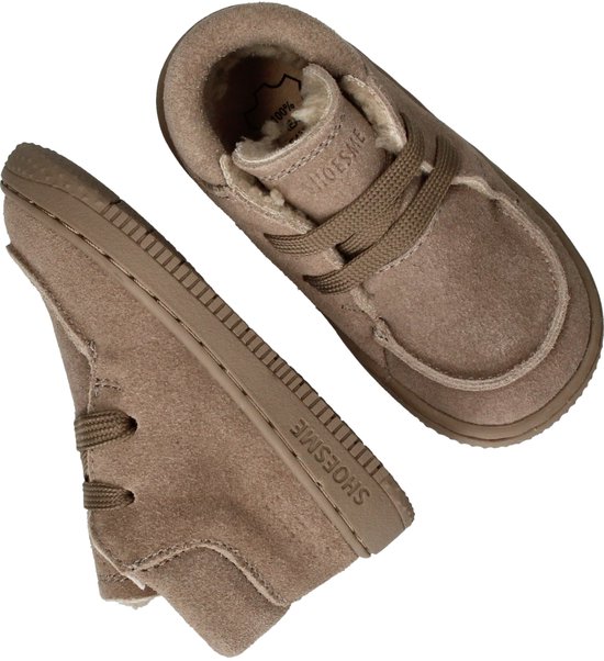 Lichtbruine suède Shoesme sneakers, één met teddy voering, één van de zijkant.