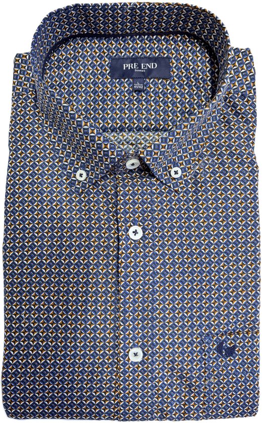 Gevouwen blauw overhemd met een geometrisch patroon in wit, geel en oranje, met witte knopen.