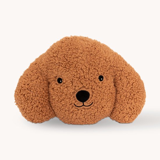 Bruin, pluizig hondenkussen met zwarte ogen en neus, en een glimlach.