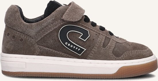 Bruine suède Cruyff sneaker met klittenbandsluiting en zwart logo.