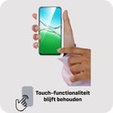 Handen passen een screenprotector toe op een smartphone, de touch-functionaliteit blijft behouden.