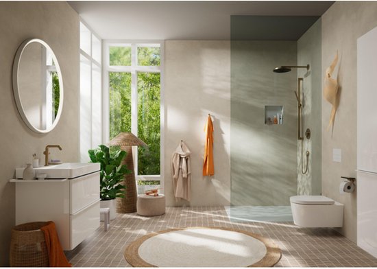 Lichte badkamer met witte wastafelkast, gouden kraan, toilet en douche.