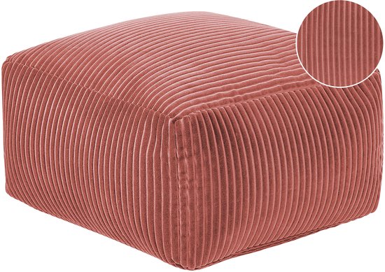 Pouffe en velours côtelé rose avec gros plan sur le tissu.