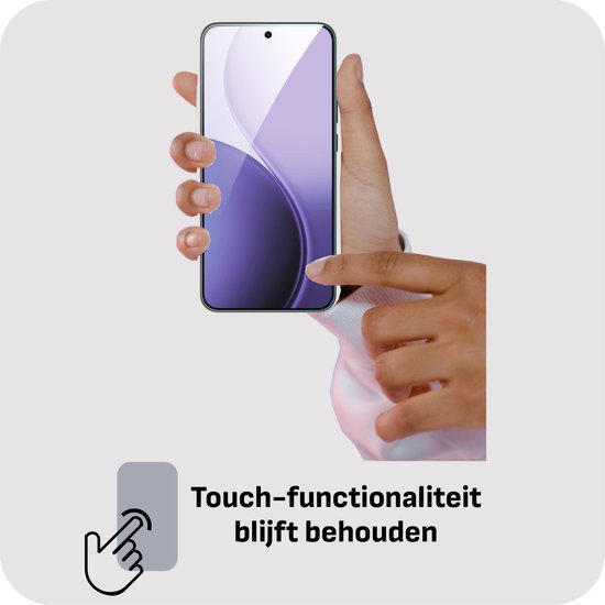 Handen passen een smartphone screenprotector toe. De tekst 'Touch-functionaliteit blijft behouden' staat erbij.