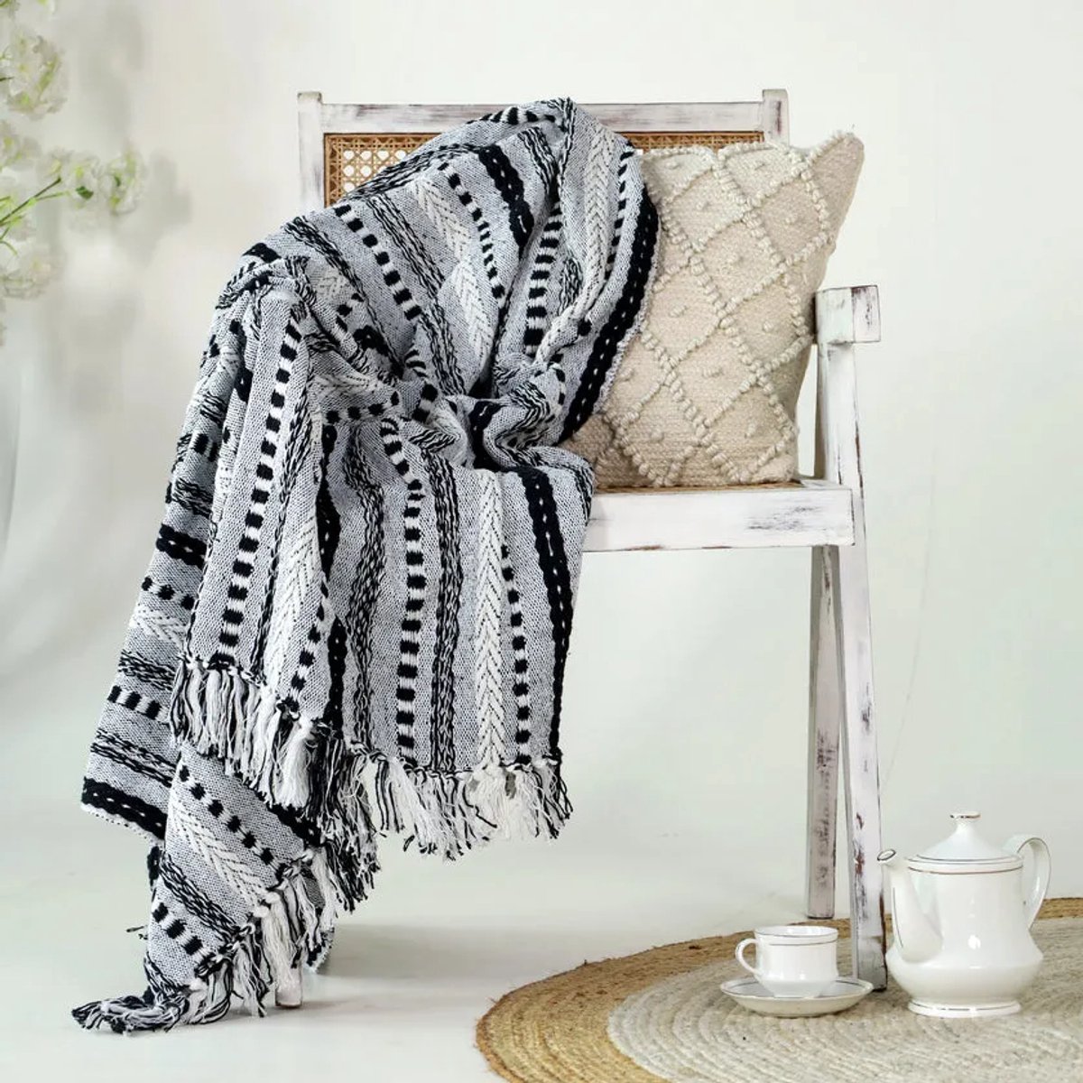 Urbane Hide | Getextureerde Plaid Franjes | SierPlaids | 125x160 cm | met Franjes | 100% Katoen | grijs en zwart