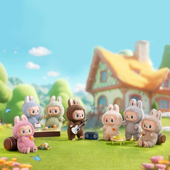 Groep van acht Labubu macaron speelgoedfiguren in konijnenkostuums, buiten spelend met muziek en eten.
