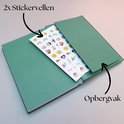 Groen dagboek met een opbergvak aan de binnenkant, waarin twee stickervellen met illustraties zitten.