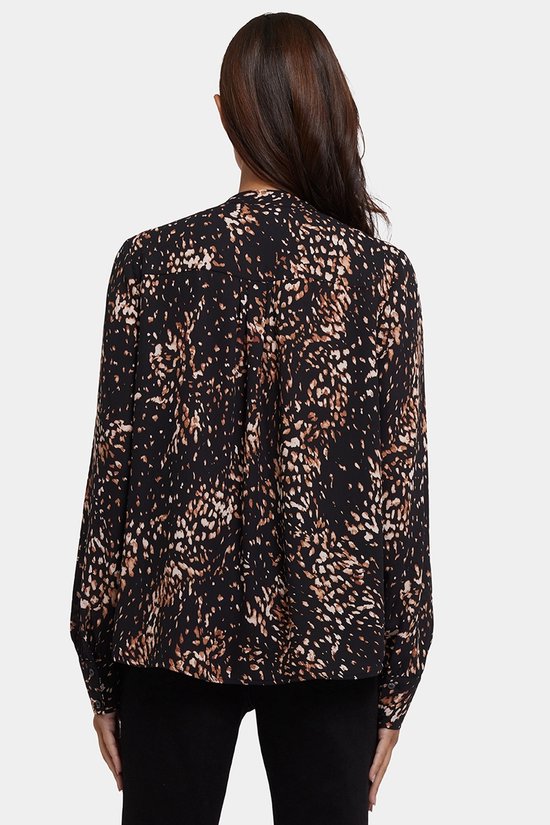 Achterkant van een zwarte blouse met bruine en beige vlekkenprint.