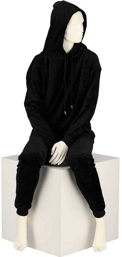 Zwarte velours joggingbroek met hoodie, gedragen op een etalagepop.