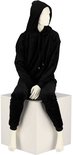 Zwarte velours joggingbroek met hoodie, gedragen op een etalagepop.