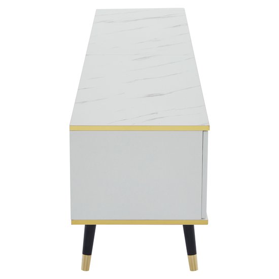 Zijanzicht van een witte tv-kast met marmerlook blad, gouden accenten en zwarte pootjes met gouden dopjes.