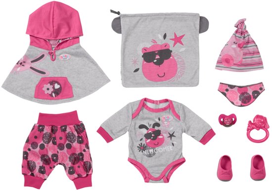 Set BABY born kleding: grijze cape met roze konijn, broek met stippen, romper met koe, muts, onderbroek, schoenen, fopspeen en rammelaar.
