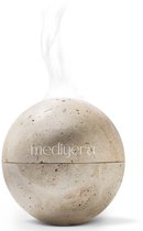 Een bolvormige wierookbrander van lichtgekleurde travertijn met de tekst "mediyera" en opstijgende rook.