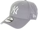 Grijze New Era 9FORTY pet met wit New York Yankees logo op de voorkant en New Era logo op de zijkant.