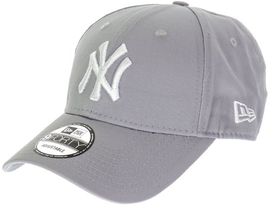 Grijze New Era 9FORTY pet met wit New York Yankees logo op de voorkant en New Era logo op de zijkant.
