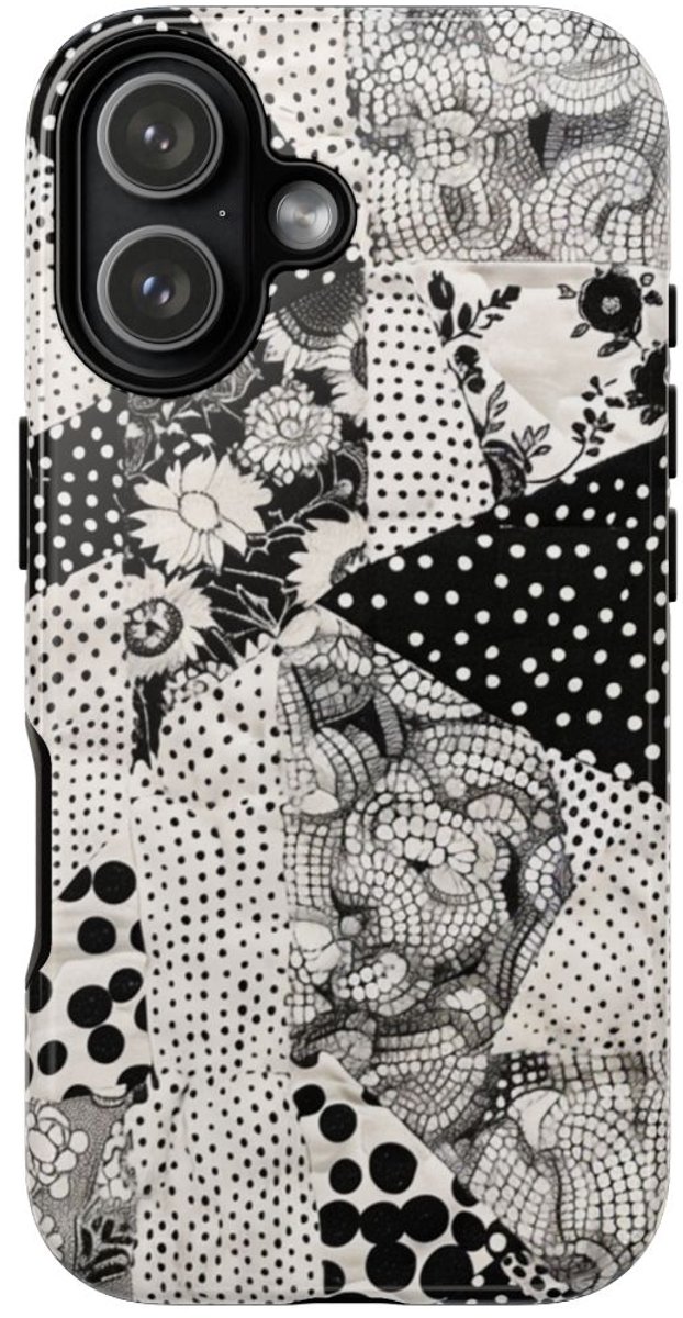 Zwart-Wit Patchwork met Bloemen en Stippen – Telefoonhoesje Geschikt voor iPhone 17