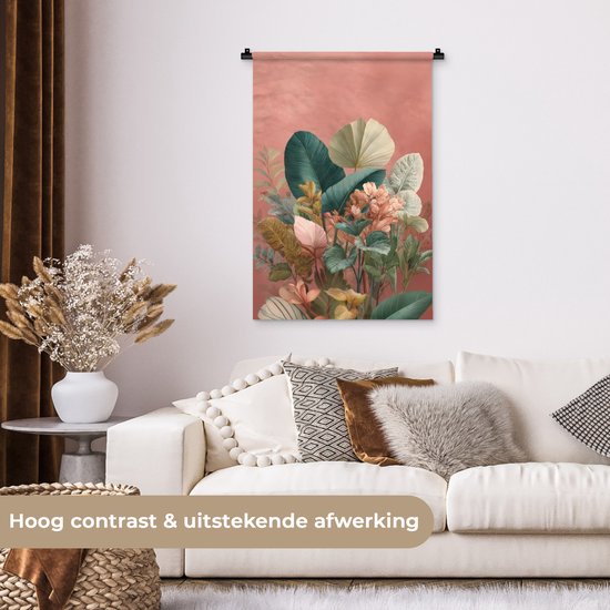 Een wandkleed met tropische bladeren in groen-, crème- en roze tinten, hangend in een woonkamer bij een witte bank. Tekst: 'Hoog contrast & uitstekende afwerking'.