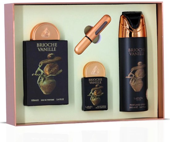 Zwarte parfumflesjes in een roze geschenkdoos. Een 100ml Eau de Parfum, een 30ml Eau de Parfum en een 200ml body spray, elk met een gouden dop en het 'Brioche Vanille' logo.
