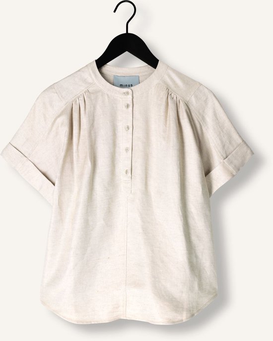 Beige linnen blouse met korte mouwen en knoopjes, hangend aan een kledinghanger.