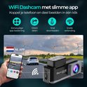 Dashcam met wifi en app, toont mobiele telefoon met Nederlandse vlag en snelweg met auto's.