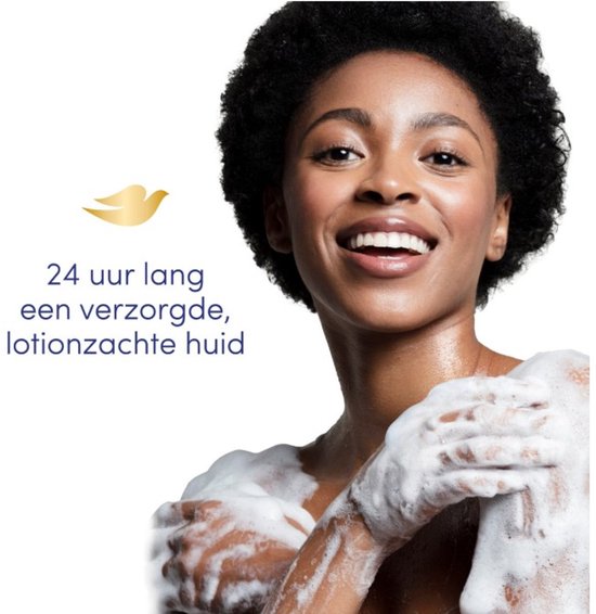 Vrouw met een glimlach wast haar armen met schuim. 24 uur lang een verzorgde, lotionzachte huid.