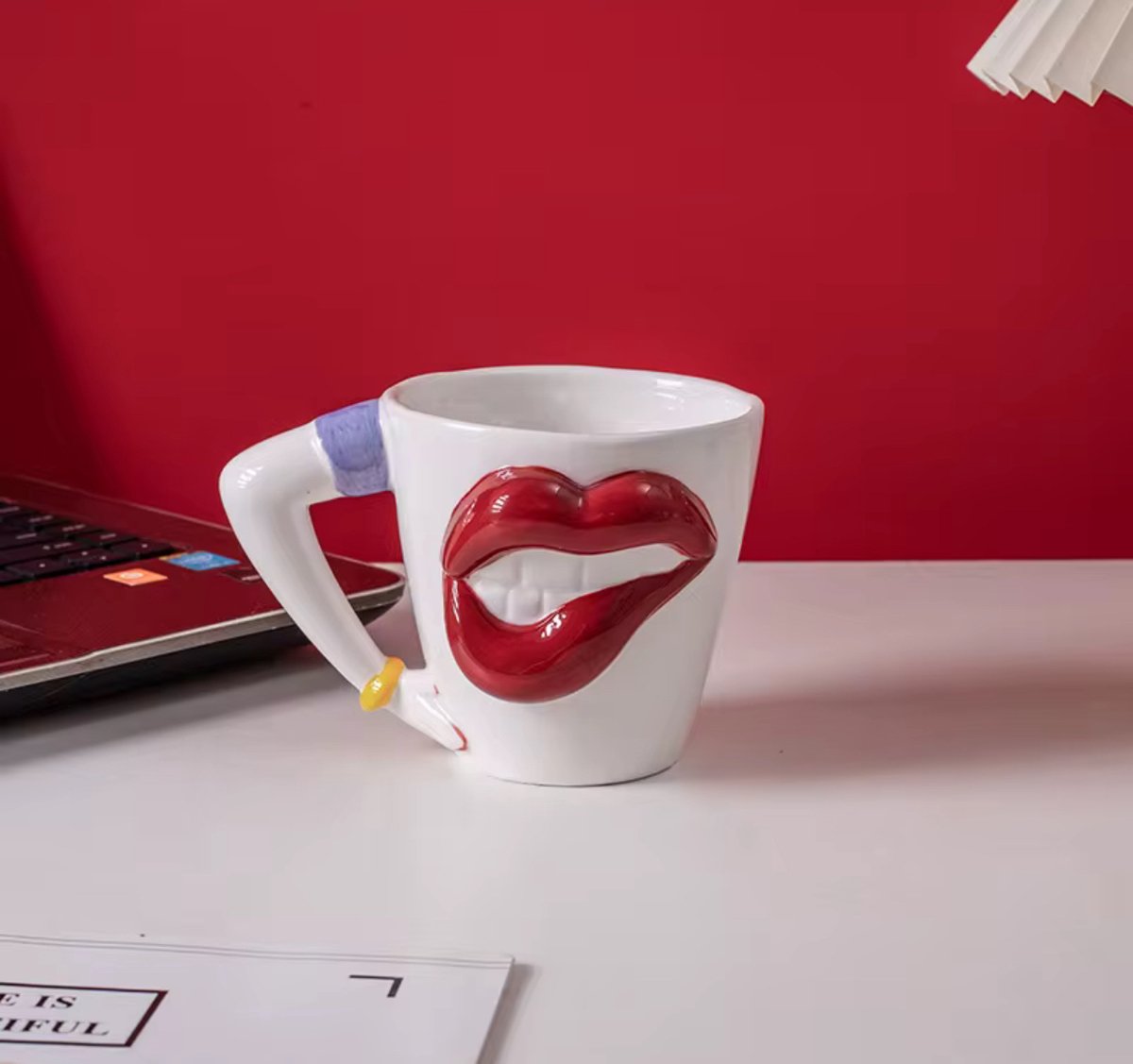 Unieke Mok met Rode Lippen – Creatieve Koffiekop – Keramische Beker – 350 ml – Cadeau voor Hem & Haar
