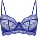 Soutien-gorge à armatures bleu cobalt en dentelle avec bonnets transparents, bords détaillés et bretelles réglables.